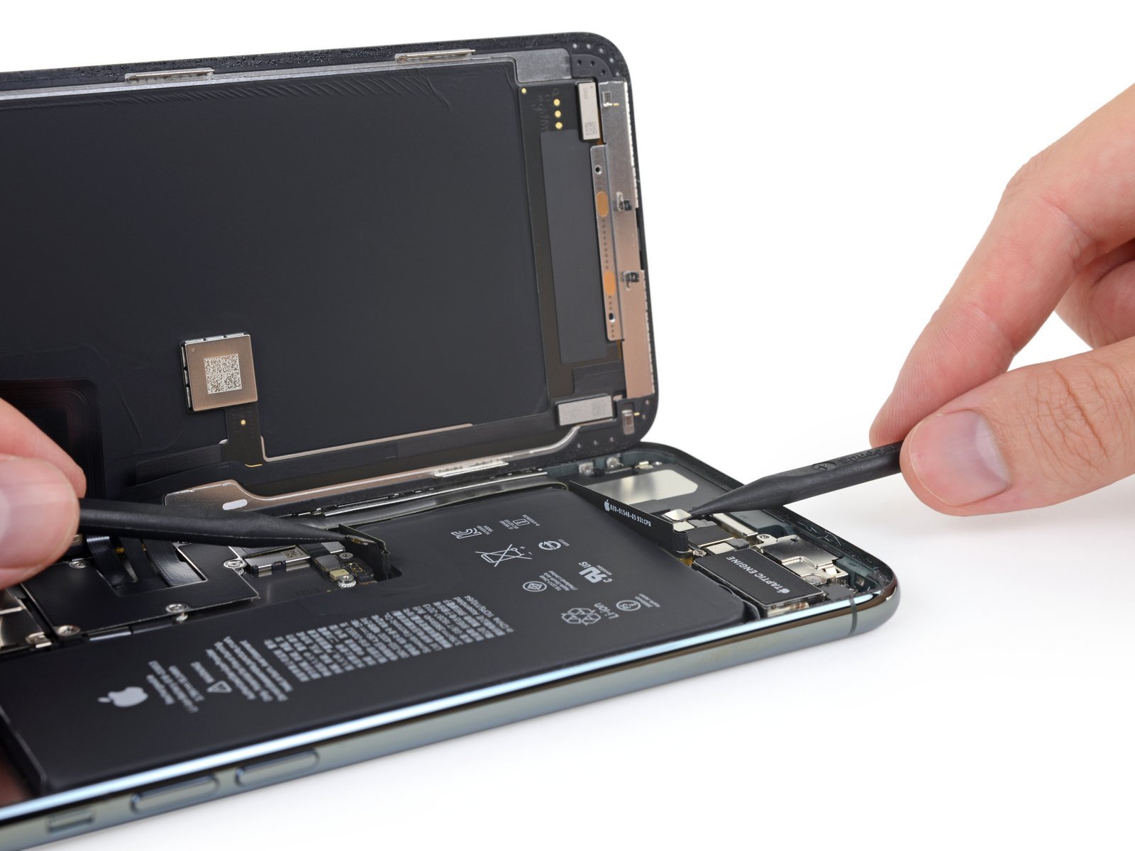 iPhone 11 Pro Max parçaları arasında ikinci batarya bağlantısı dikkat çekiyor