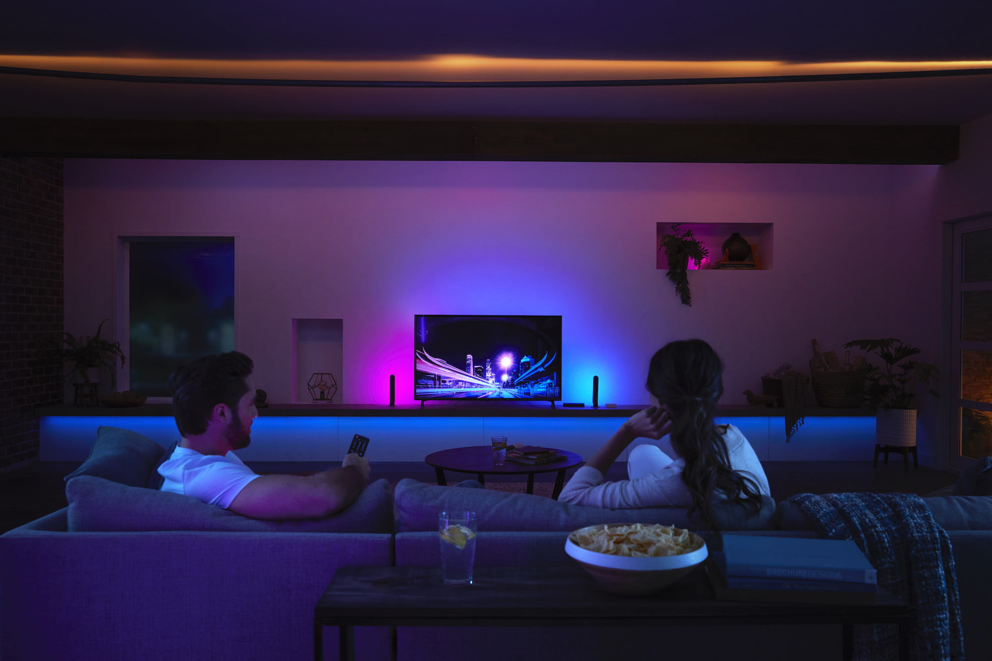 Philips'in akıllı ışıkları TV'de izlenen şovla senkronize oluyor