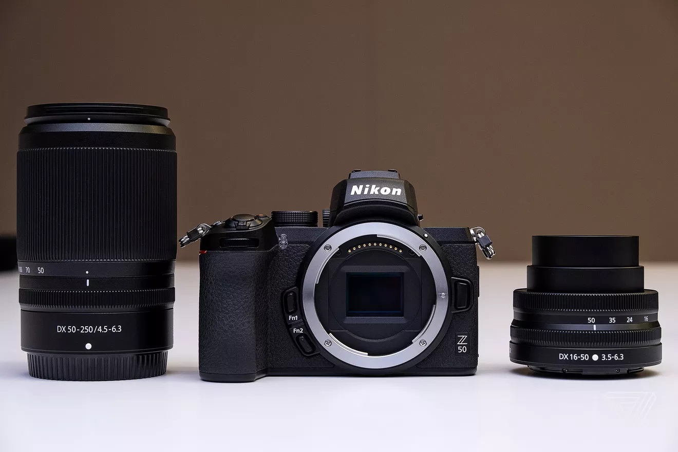 Nikon ilk DX format aynasız kamerasını duyurdu