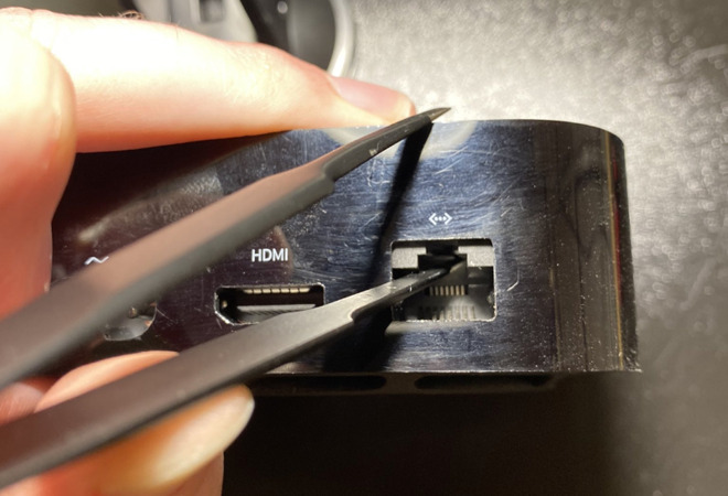 Apple TV 4K Ethernet portu içerisinde Lightning girişi gizlenmiş