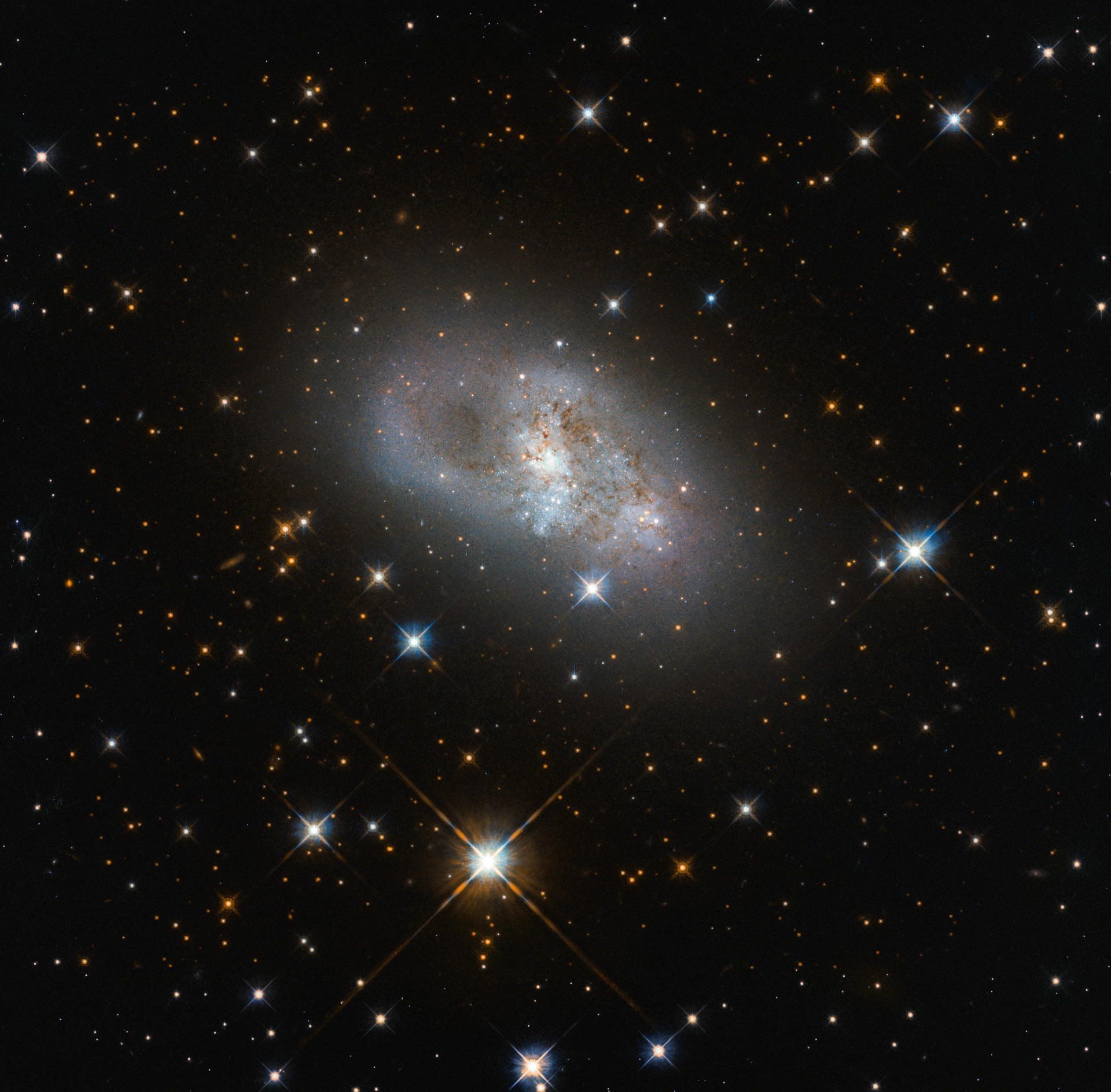 Hubble, 80 milyon ışık yılı uzaklıktaki 'cüce galaksinin' muhteşem fotoğrafını yakaladı