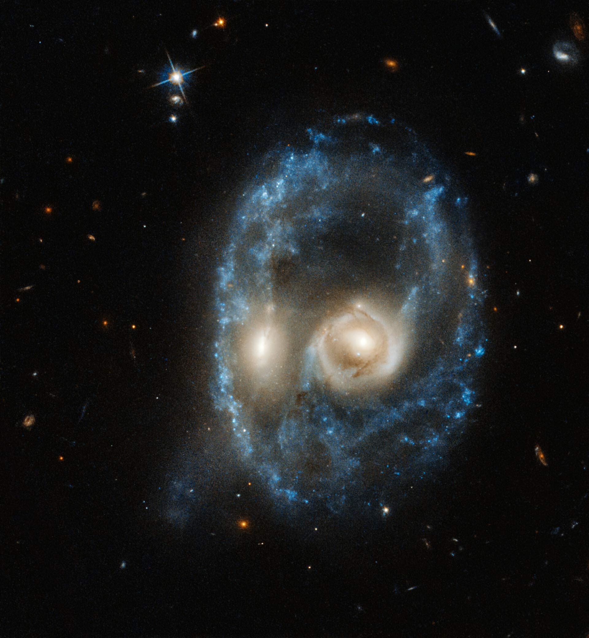 Hubble, 'çarpışma halindeki' iki galaksinin inanılmaz görüntüsünü yayınladı