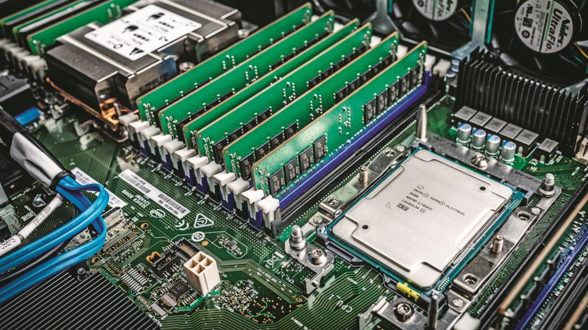 Ryzen 9 3950X Intel’in 28 çekirdekli tepe model Xeon işlemcisinin önünde