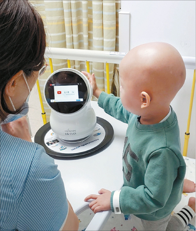 LG, CLOi robotlarını çocuklarla test ediyor