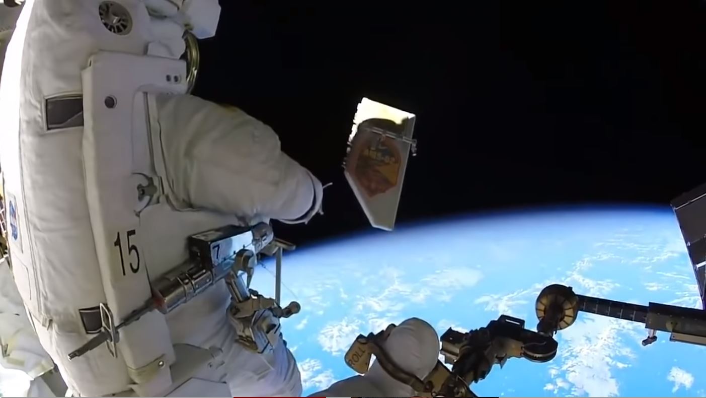 NASA astronotu uzaya çöp bırakırken görüntülendi