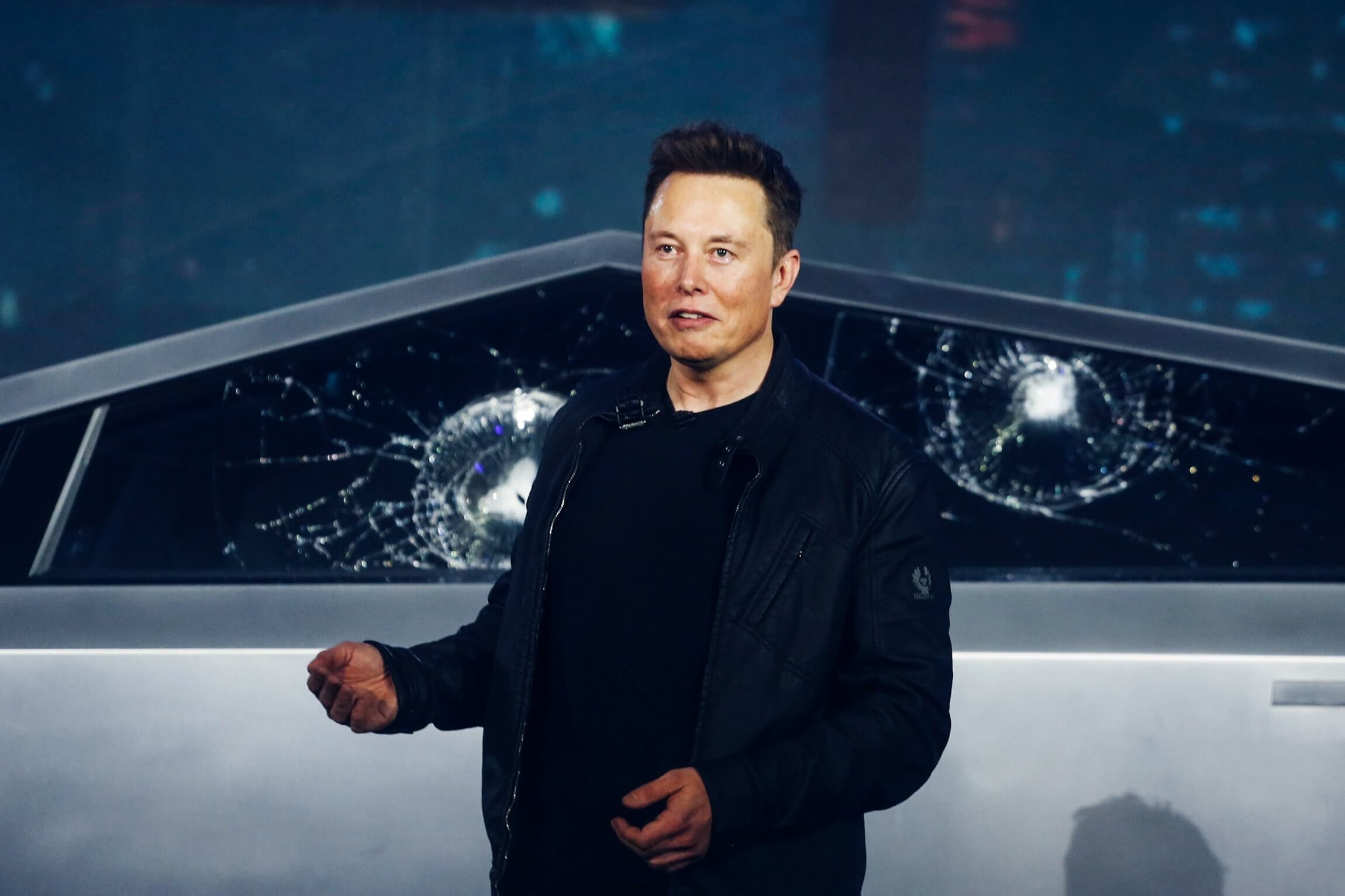 Elon Musk, Tesla Cybertruck'ın camlarının neden kırıldığını açıkladı