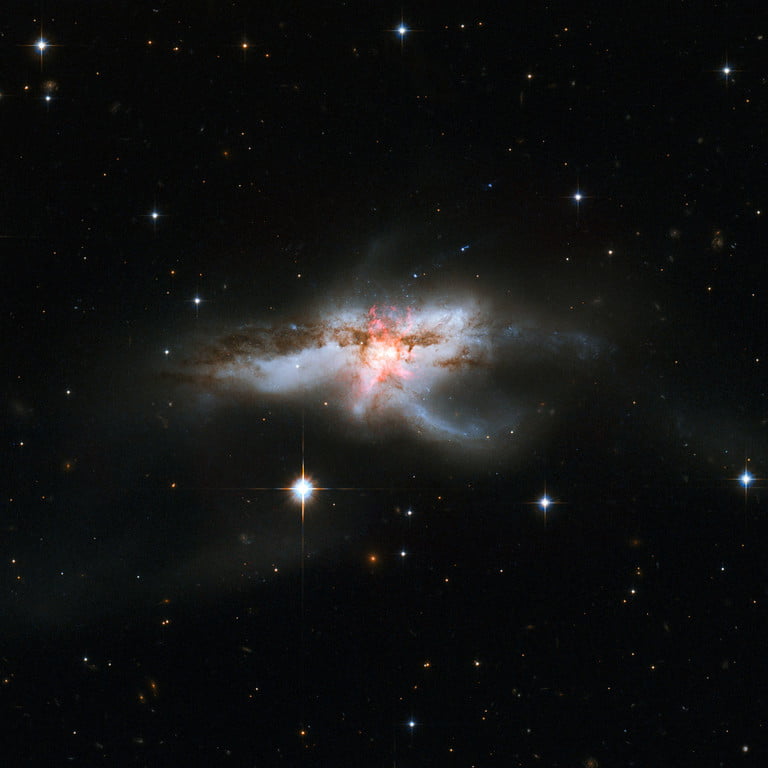Merkezinde üç süper kütleli kara delik bulunan bir galaksi birleşmesi keşfedildi