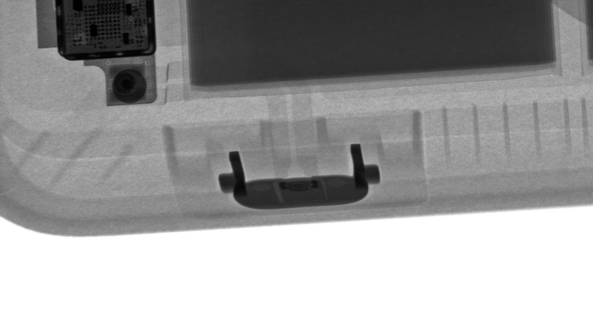 iPhone 11 ve 11 Pro Şarjlı Kılıf röntgeni, kamera tuşunun gizemini çözdü