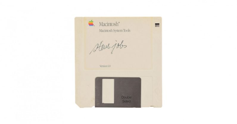 Steve Jobs imzalı Macintosh disketinin tahmini değeri 7500 dolar