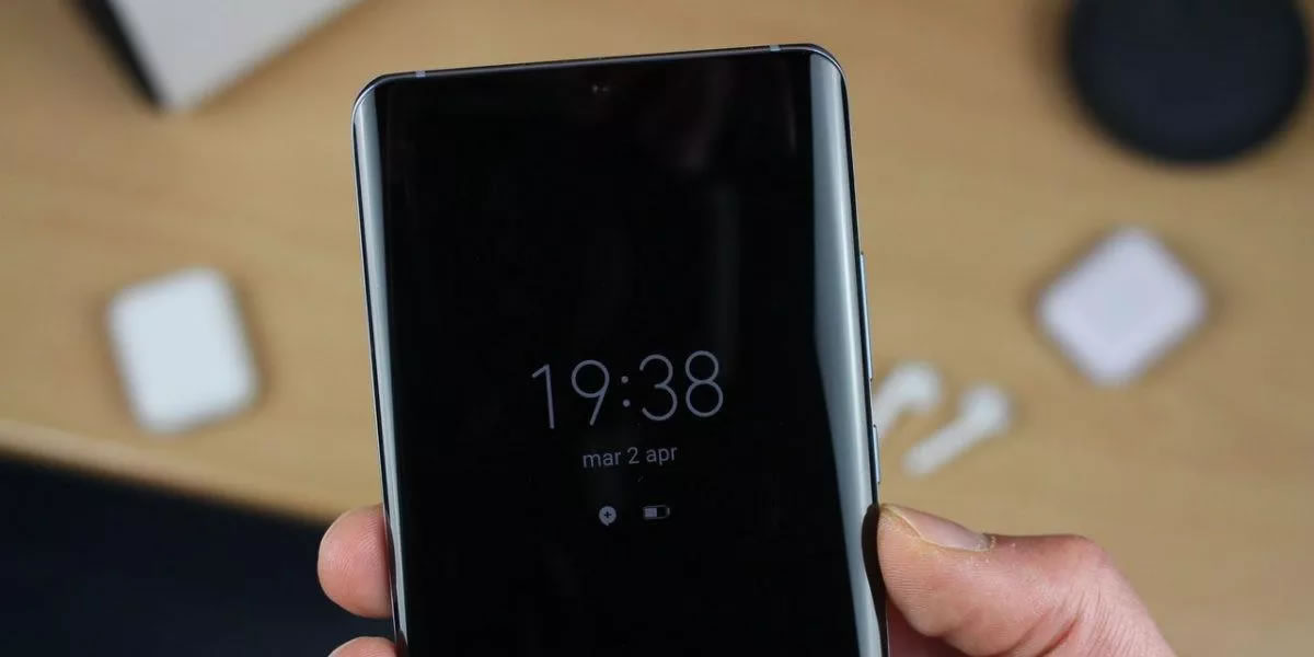 OLED ekranlı 8 eski Huawei akıllı telefon modeli renkli 'Always on Display' özelliği alacak