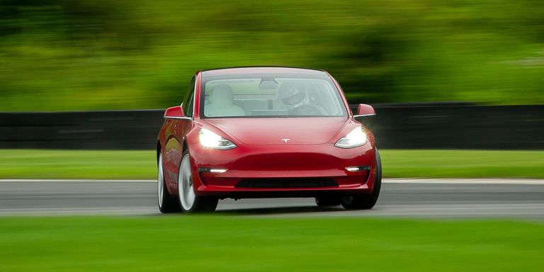 İki bin dolarlık yazılım güncellemesi, Tesla Model 3’ün daha iyi hızlanmasını sağlıyor