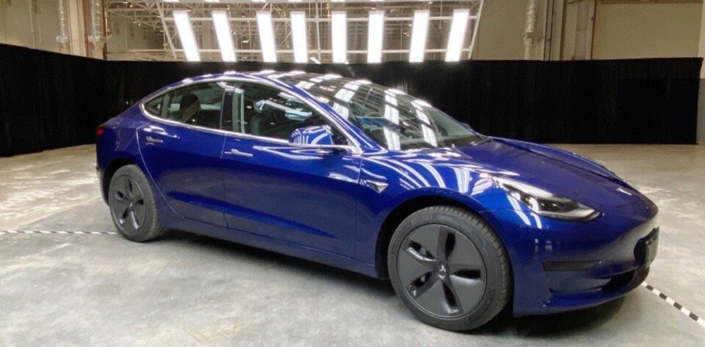 Tesla, Çin’de ürettiği Model 3’lerin teslimatına nihayet pazartesi günü başlıyor