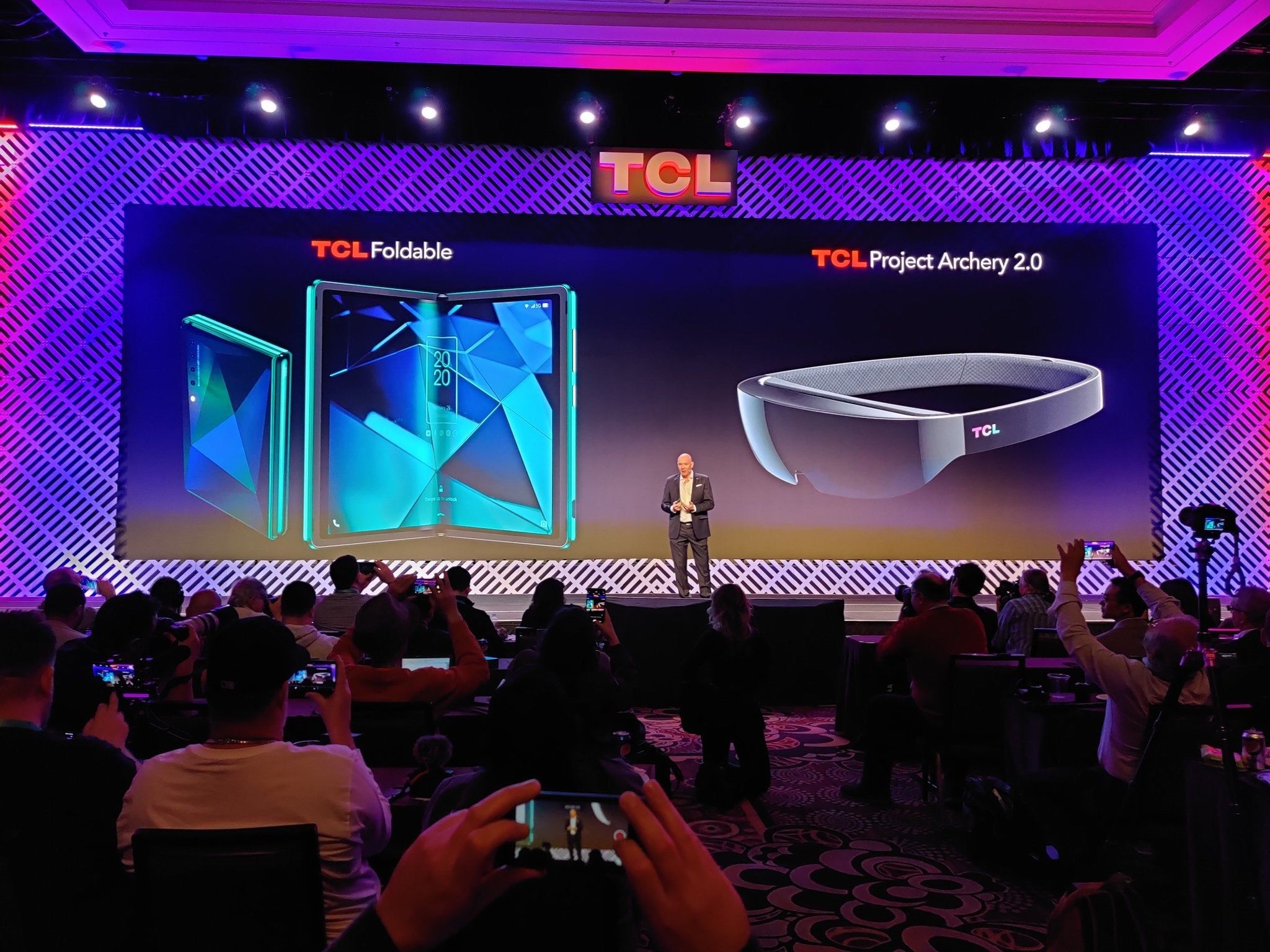 TCL, CES 2020'de katlanabilir telefonunu sergiledi