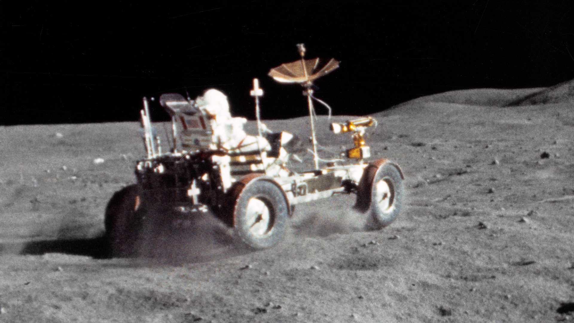 Ay'da araba süren astronotların ilginç görüntüleri (VİDEO)