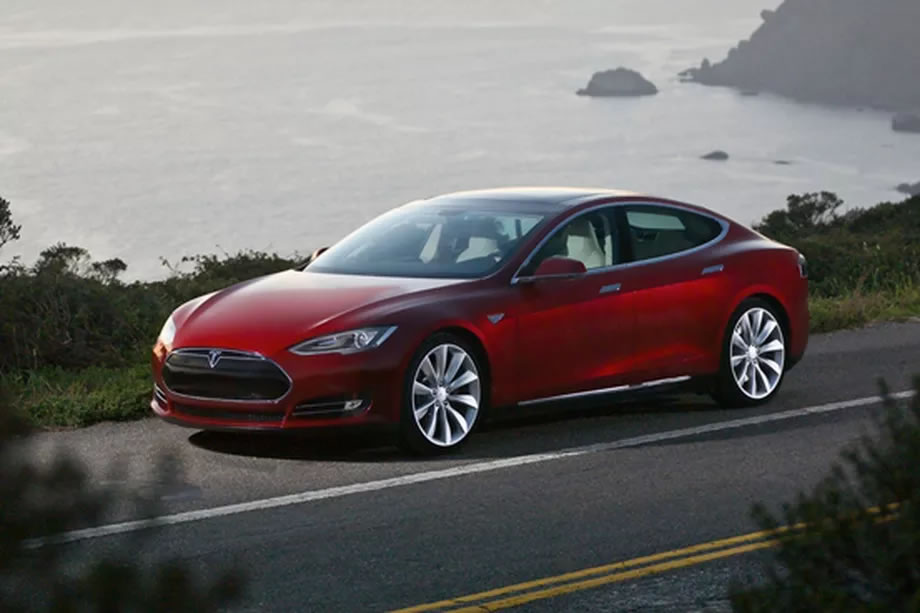 Tesla, araçlarının kendiliğinden hızlandığı iddialarını reddetti