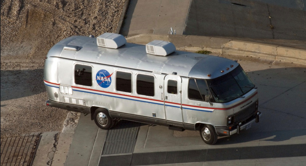 Tesla Model X, SpaceX astronotlarının resmi aracı oldu