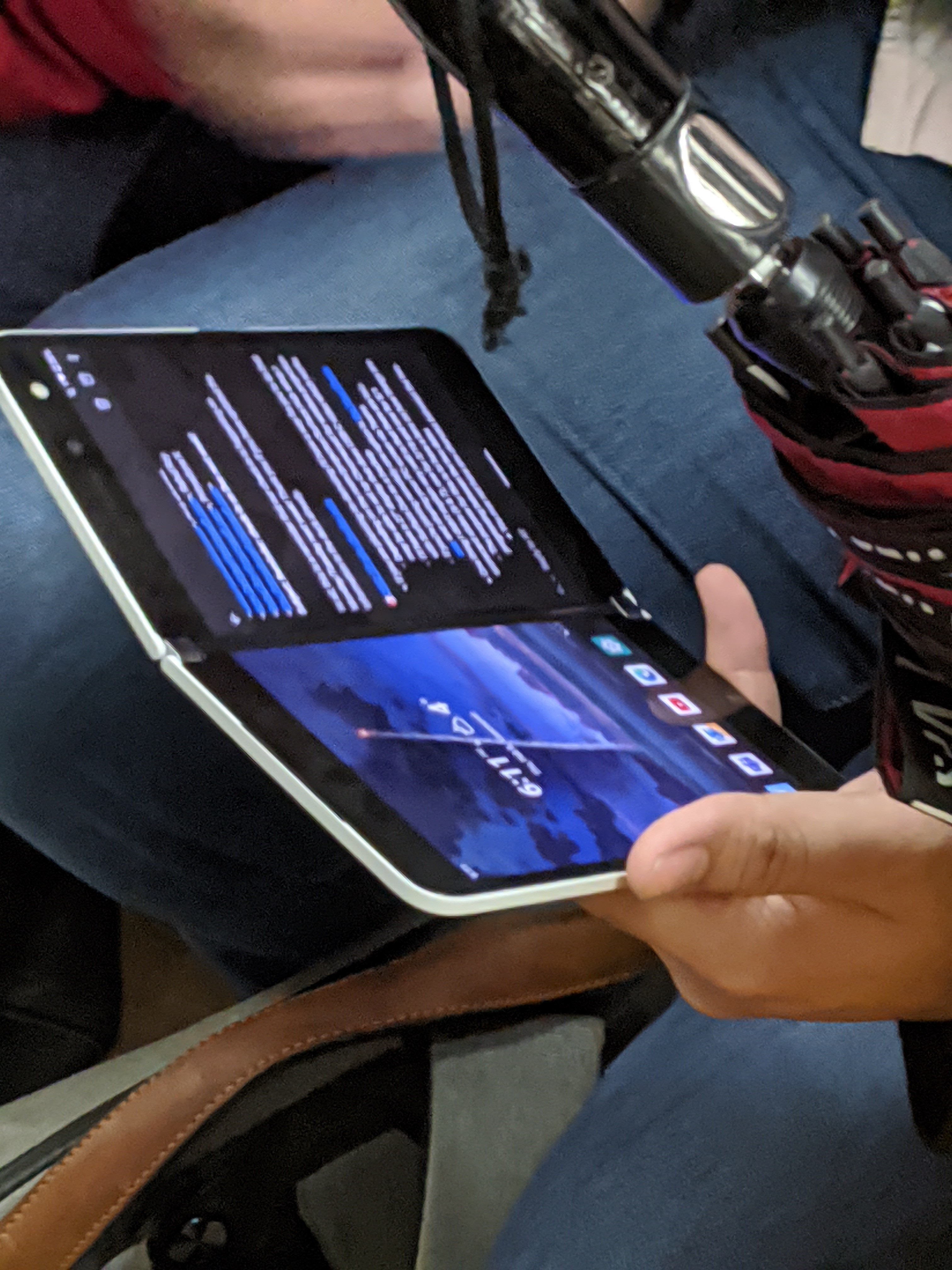 Microsoft'un çift ekranlı Android telefonu canlı görüntülendi