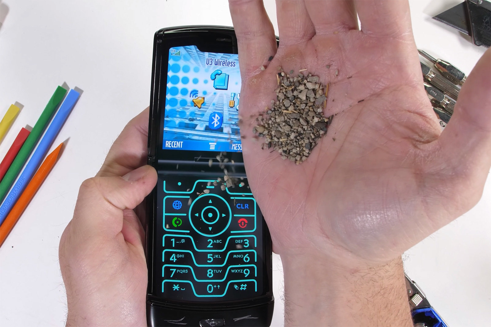 Moto Razr sağlamlık testinden sağlam çıkmayı başaramadı