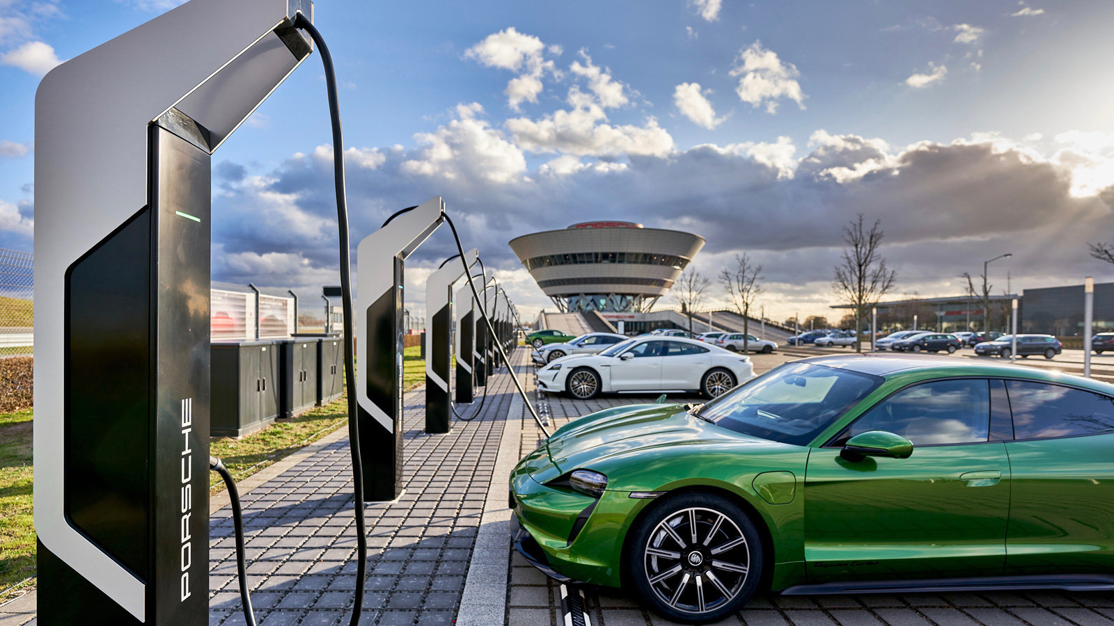 Porsche, Avrupa’nın en güçlü elektrikli araç şarj istasyonunu açtı