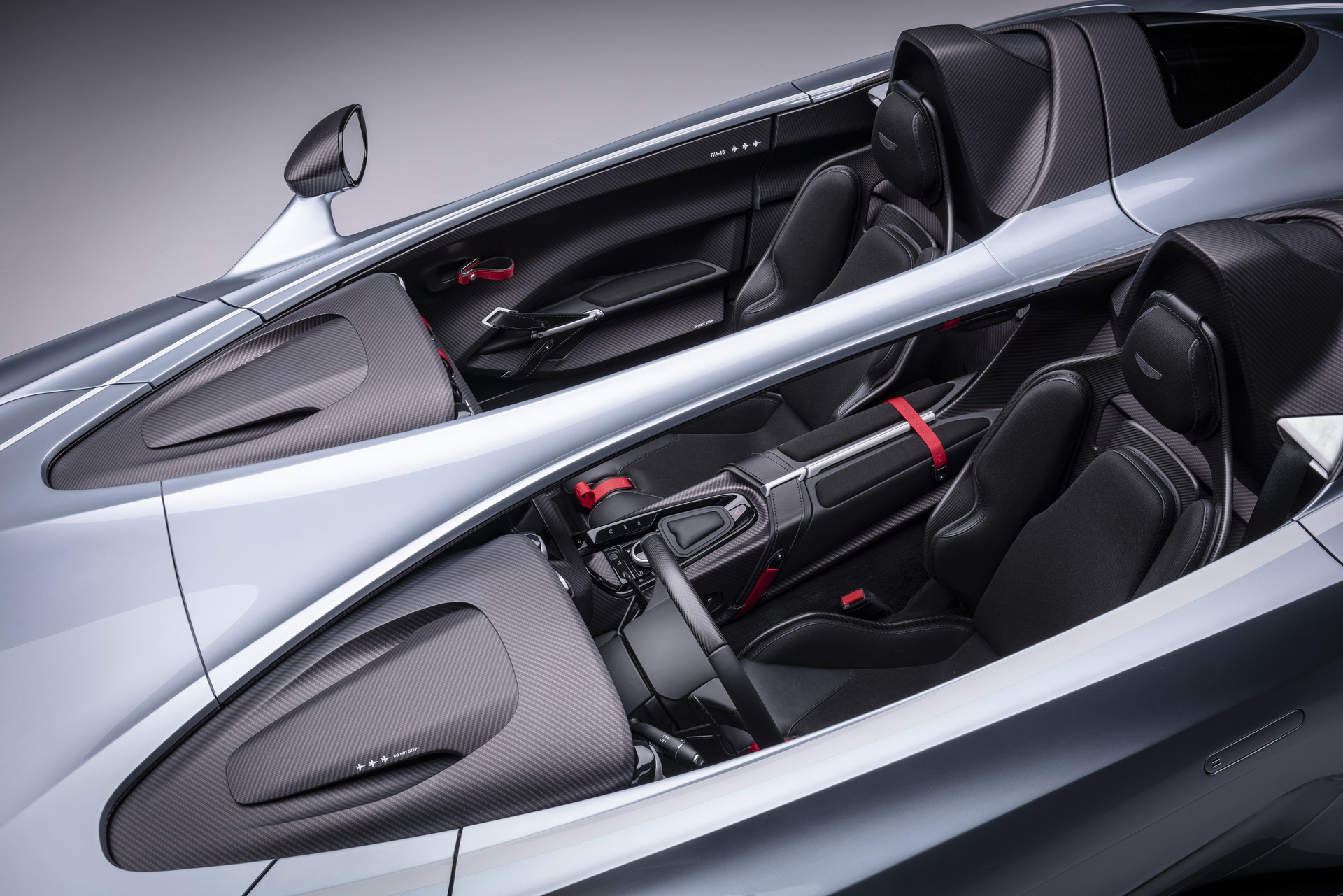 Aston Martin 'üstü açık' süper arabası V12 Speedster'ı tanıttı