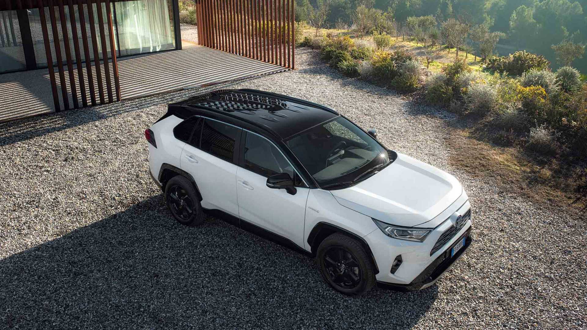 Toyota RAV4 Hybrid'e yeni donanım seçeneği: Passion X-Sport