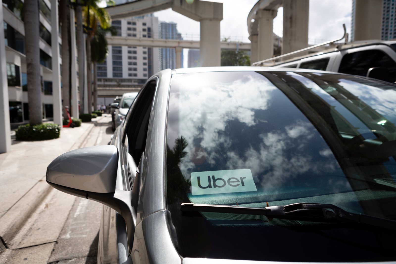 Uber ve Lyft, koronavirüsten etkilenen şoförlerini destekleyecek