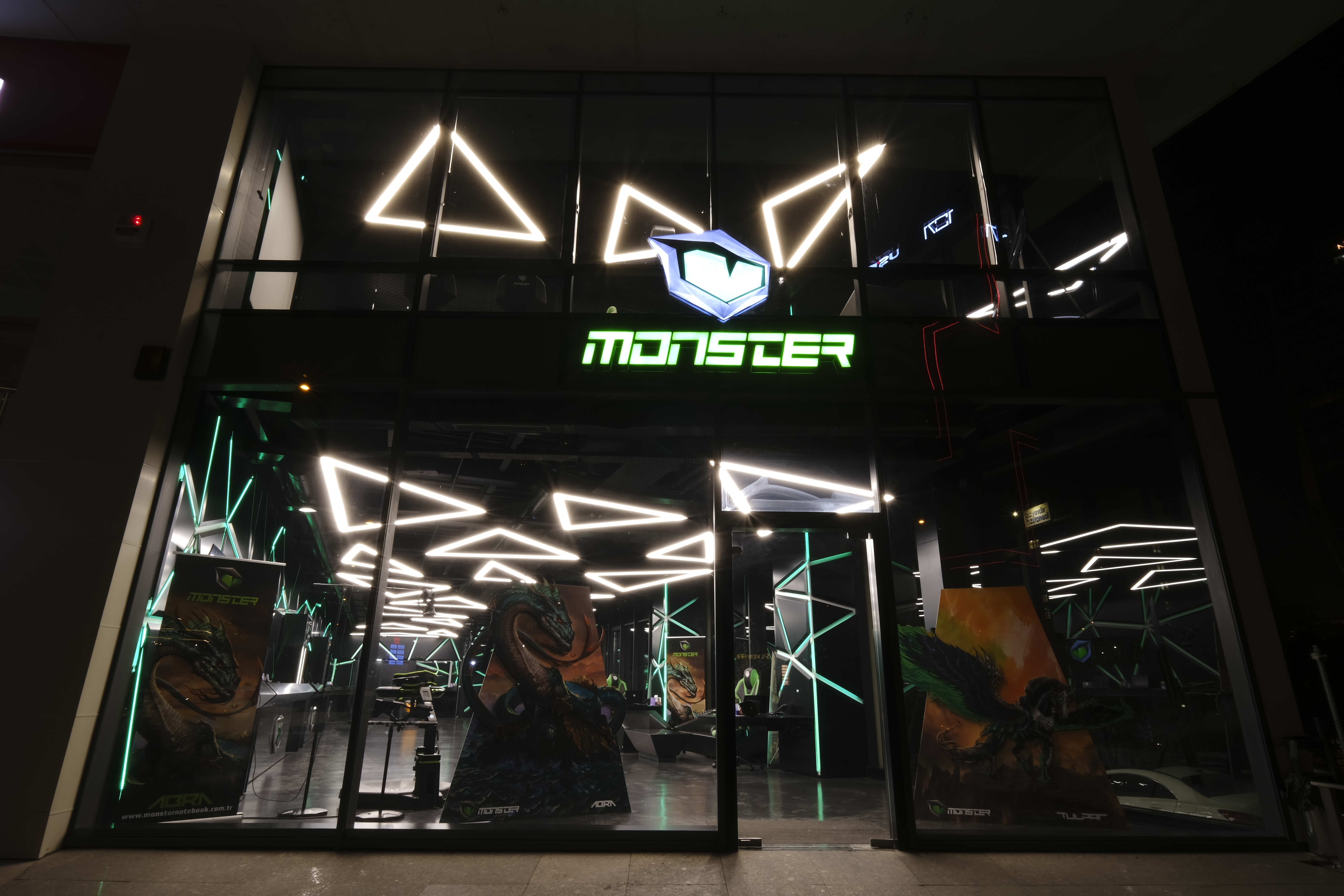 Monster Notebook'tan koronavirüs nedeniyle mağazalarını kapatma kararı