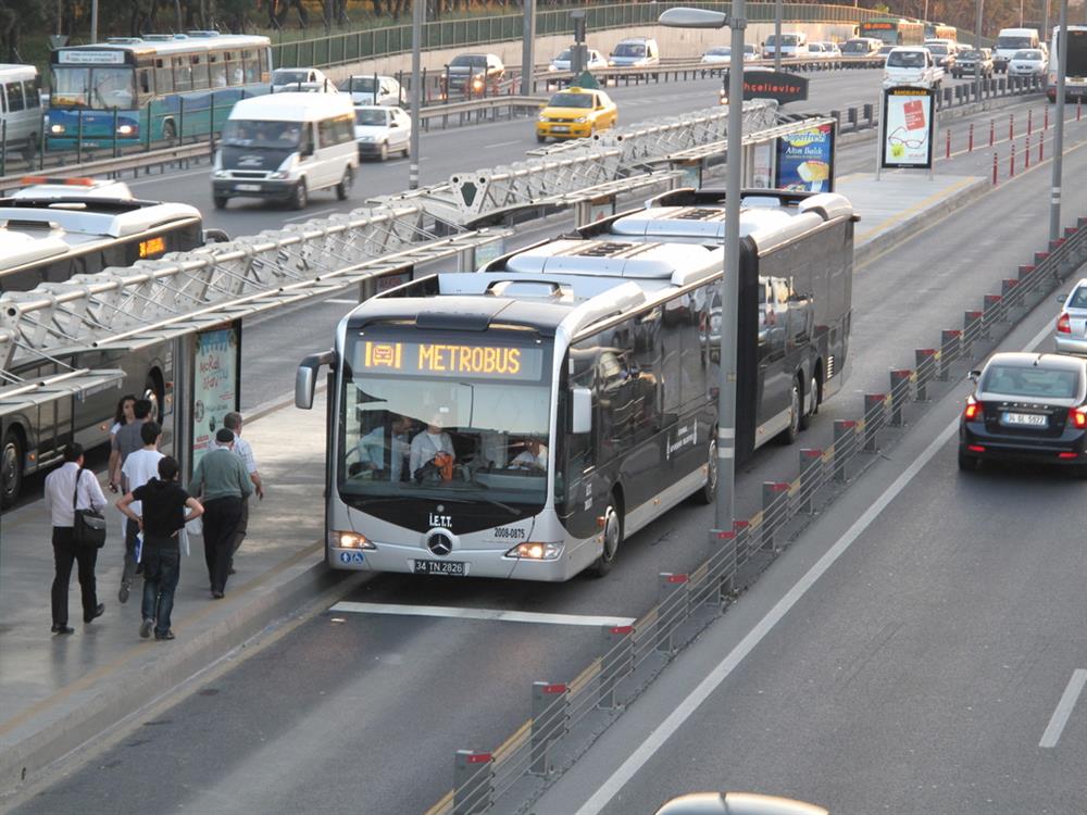 Tüm uyarılara rağmen yaşlılar toplu taşıma kullanmaya devam ediyor