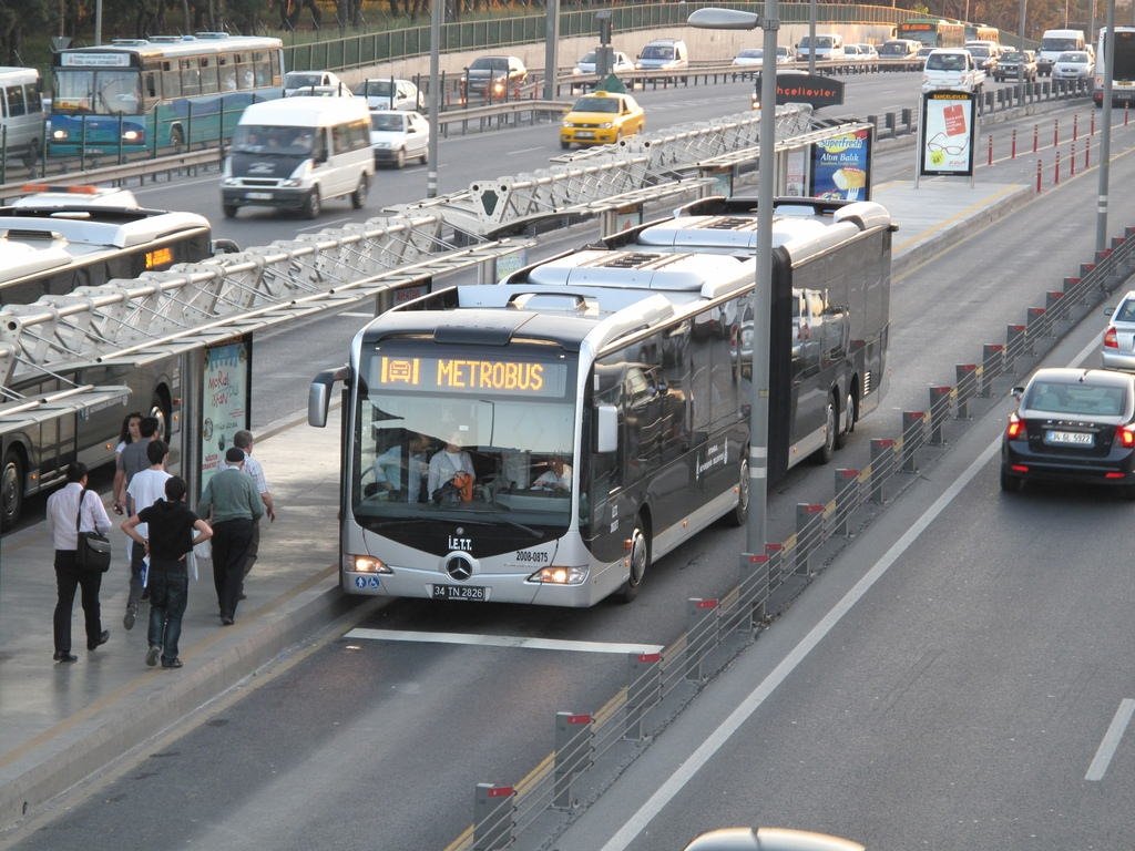 Market ve toplu ulaşım araçlarına koronavirüs sınırlaması geldi