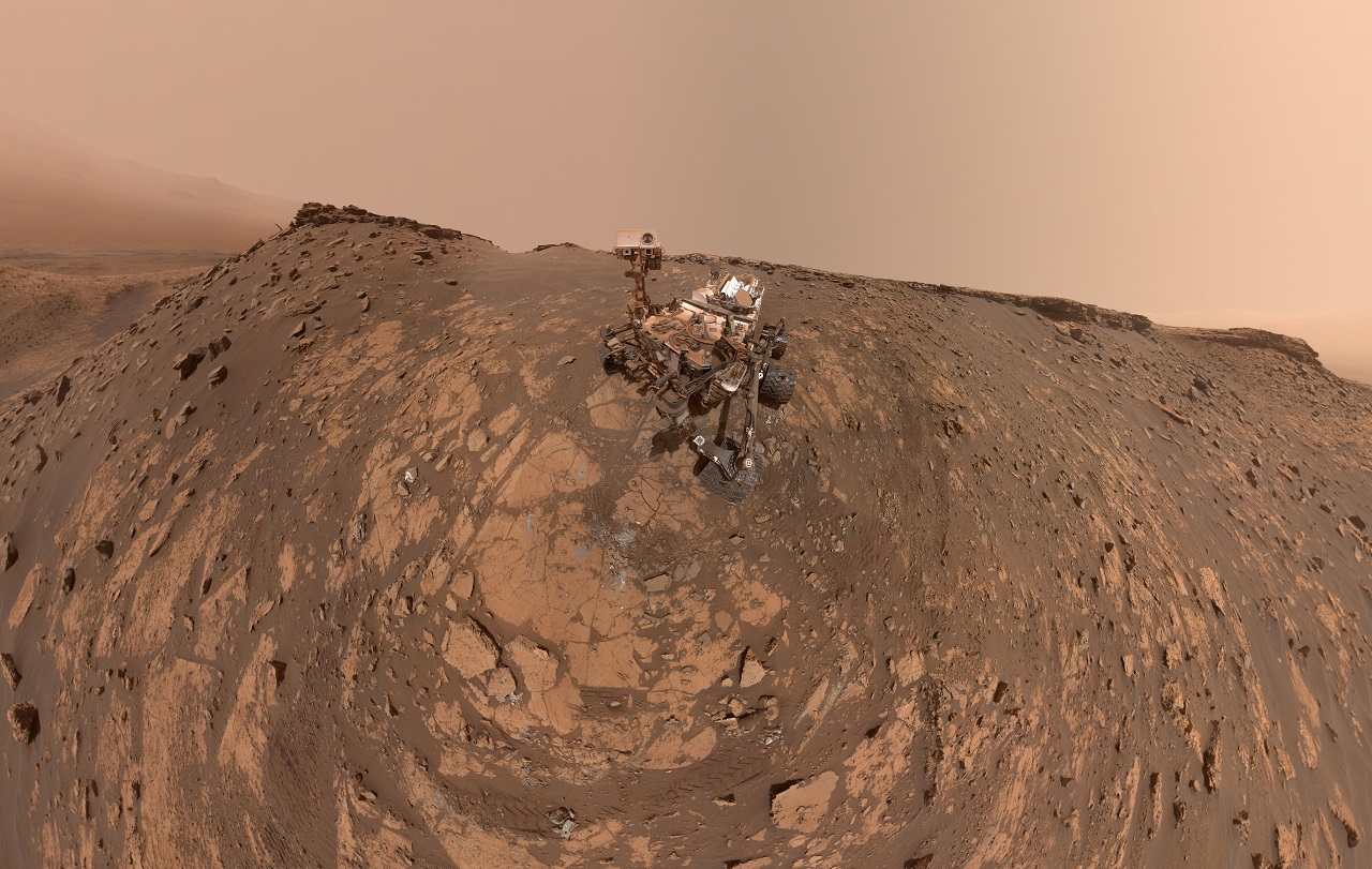 Mars'ta tırmanışa geçen Curiosity, Dünya'ya yeni bir selfie gönderdi