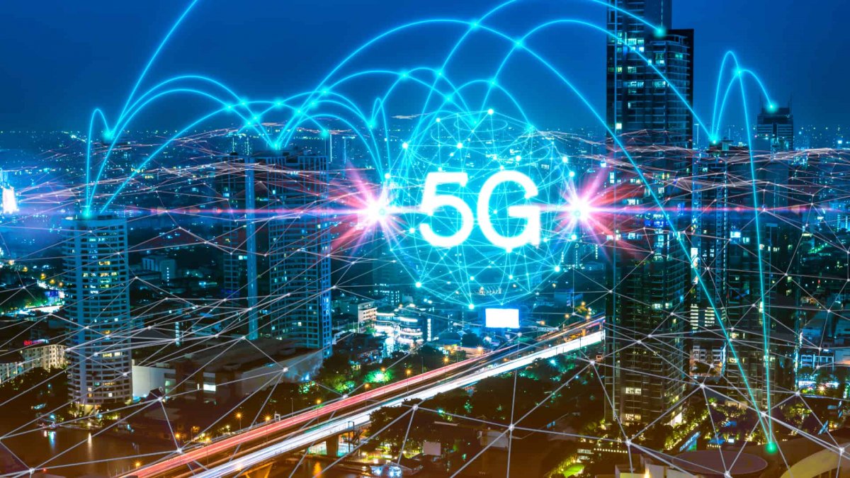 İngiltere'de koronavirüsün 5G bağlantısı ile yayıldığına inanan gruplar baz istasyonlarını ateşe veriyor