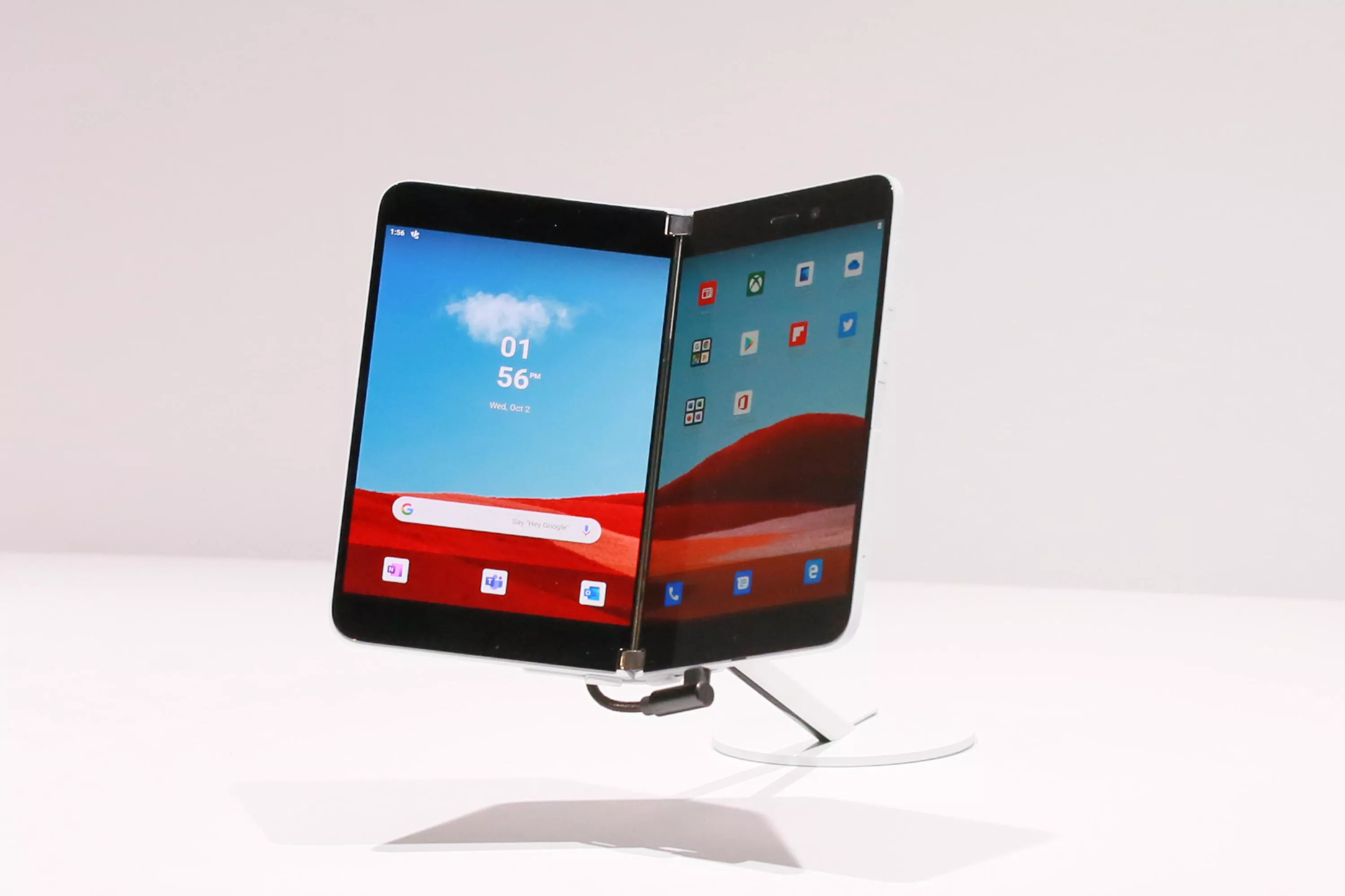 Microsoft'un yaklaşan akıllı telefonu Surface Duo ile çekilen ilk fotoğraf yayınlandı