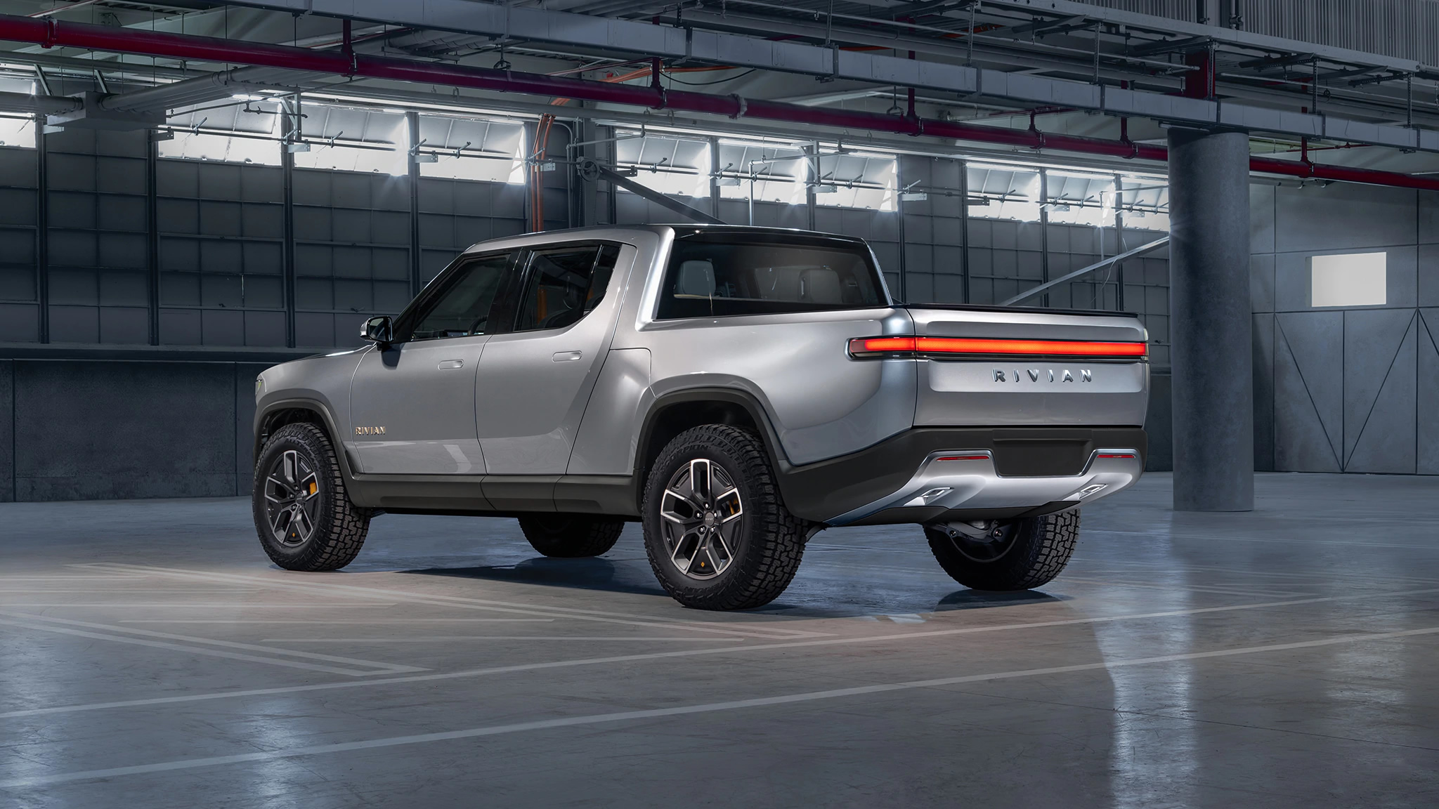 Rivian, elektrikli pickup ve SUV modellerinin üretimini erteledi