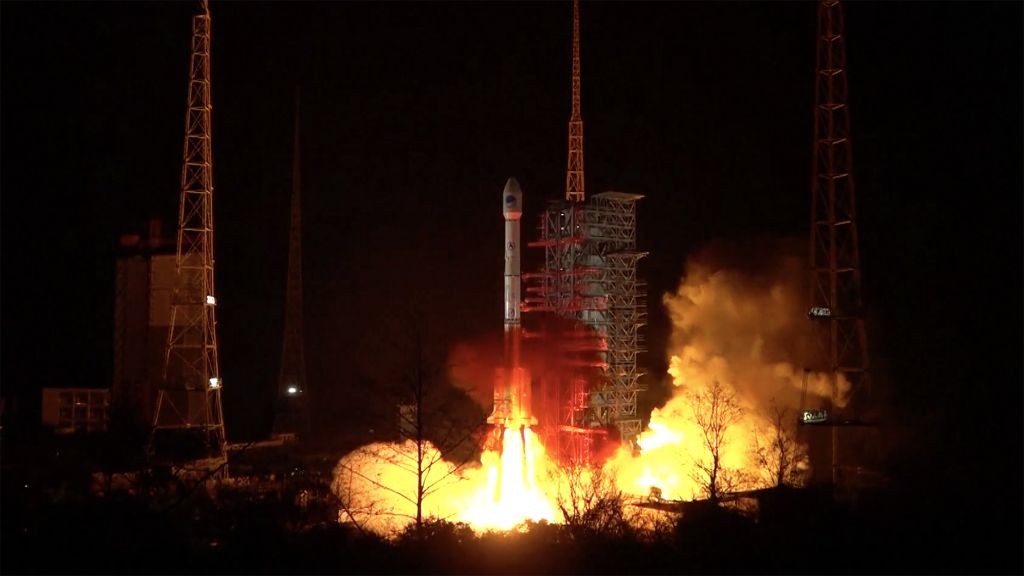 Çin'in fırlattığı dev roket gökyüzünde patladı: İşte o anlar