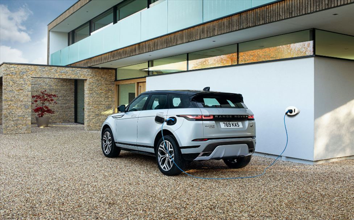 Range Rover Evoque ve Discovery Sport'un hibrit versiyonları tanıtıldı