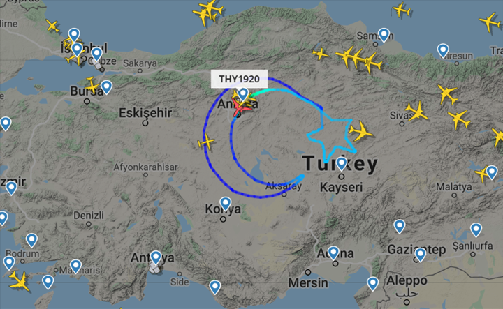 Türk Hava Yolları gökyüzüne dev Türk bayrağı çiziyor
