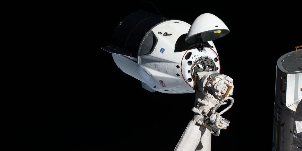 SpaceX, Crew Dragon uzay aracı için geliştirdiği simülatörü, ücretsiz olarak yayınladı