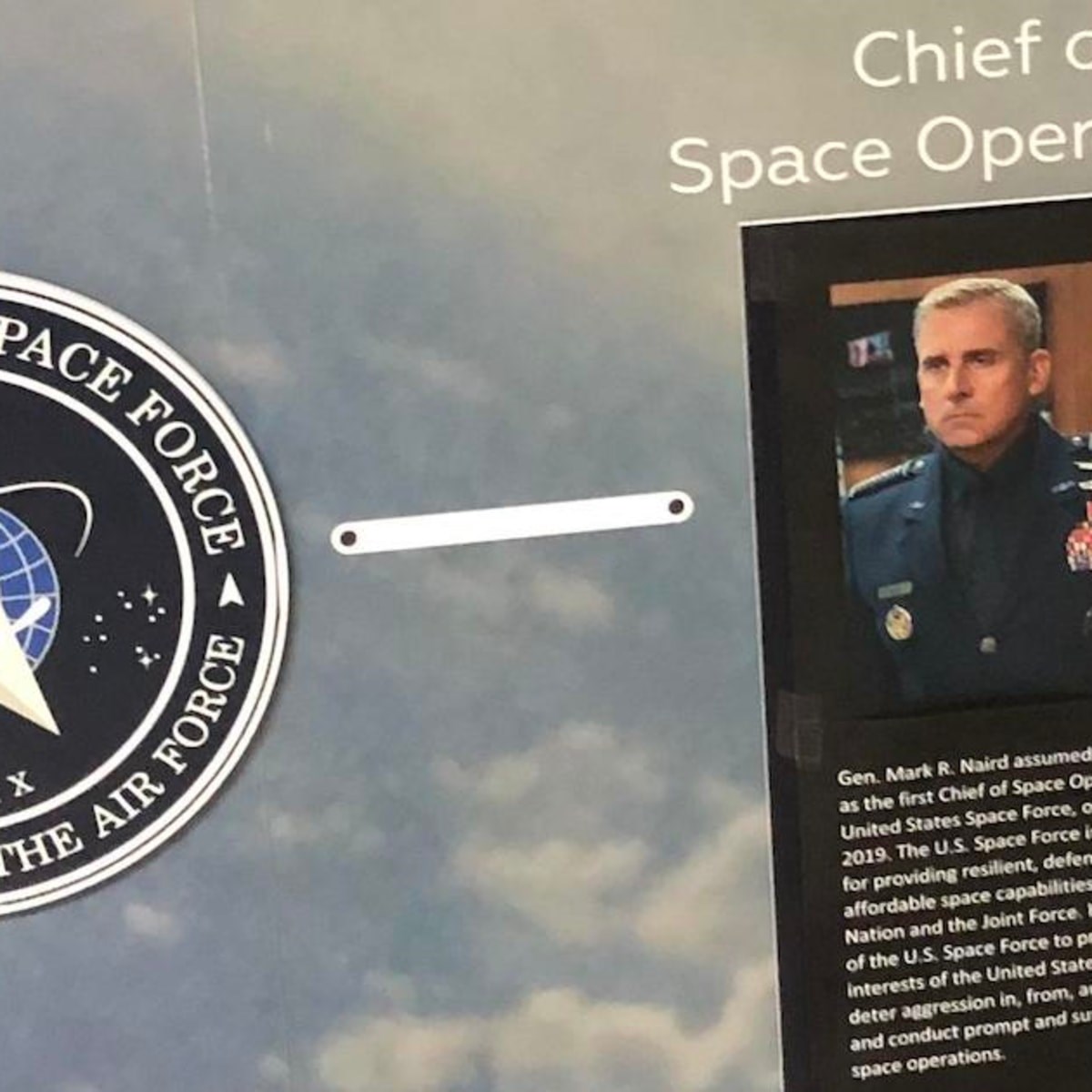 Birileri, şaka olsun diye Steve Carell’i gerçek Uzay Kuvvetleri komutanı yaptı