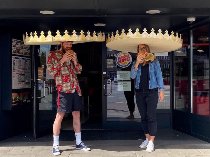 Burger King, sosyal mesafeyi korumak adına müşterilere iki metrelik kral tacı hediye ediyor