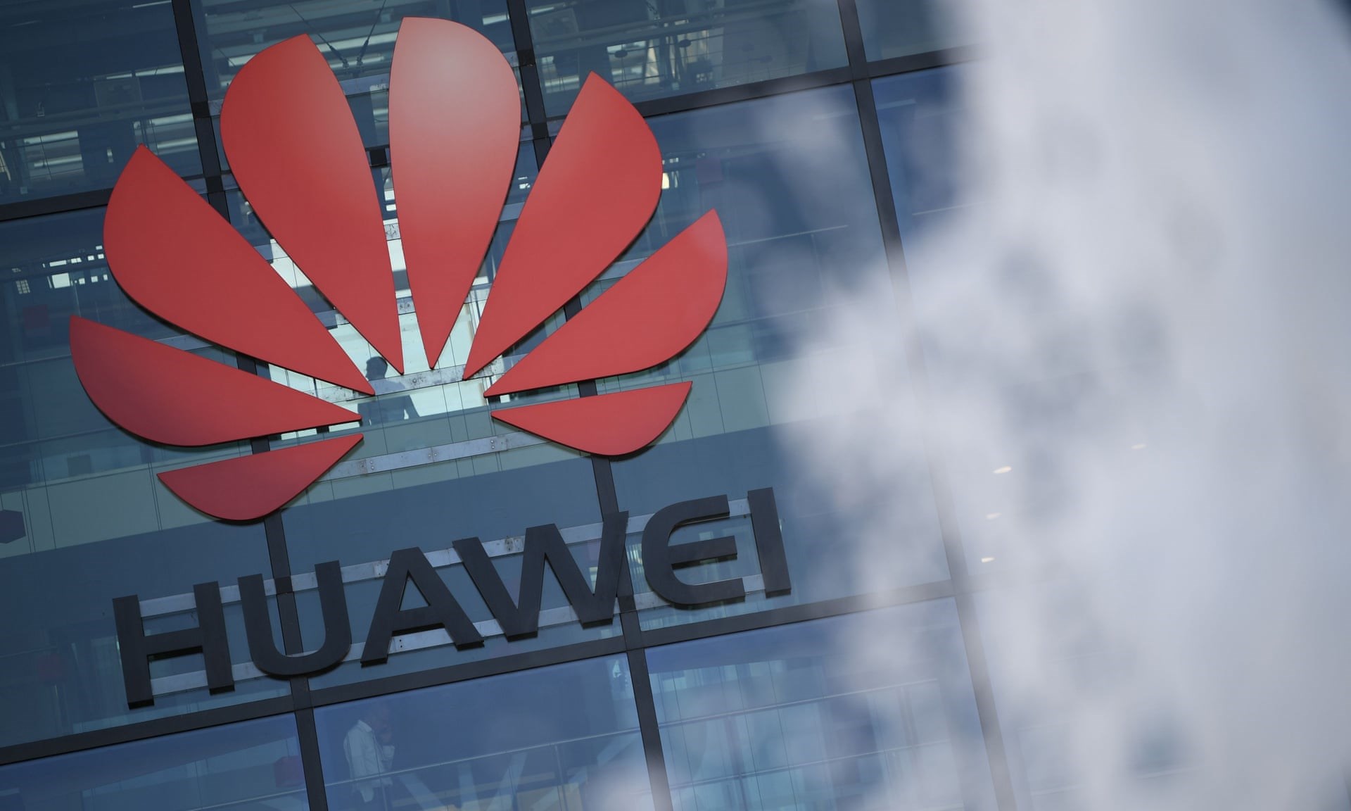 İngiltere, 2023 yılına kadar Huawei'nin 5G altyapısına katılımını sonlandıracak