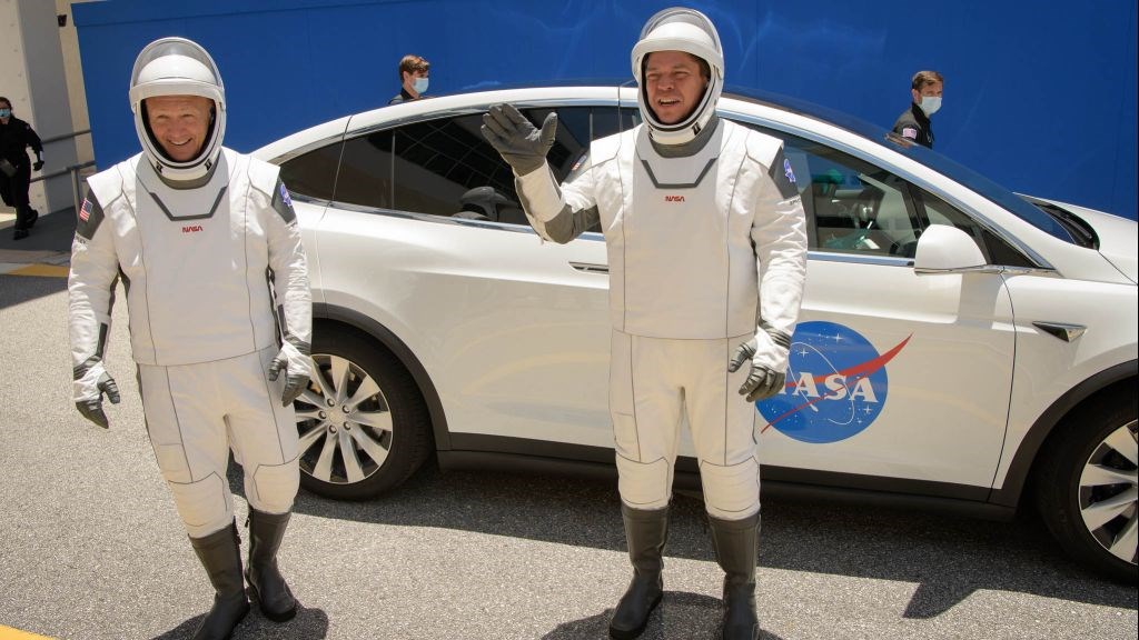 SpaceX astronotları, tarihi uçuş öncesinde 'fütüristik' uzay kıyafetlerini sergiledi