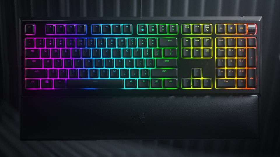 Razer Ornata V2 oyuncu klavyesi medya kısayolları ile geliyor