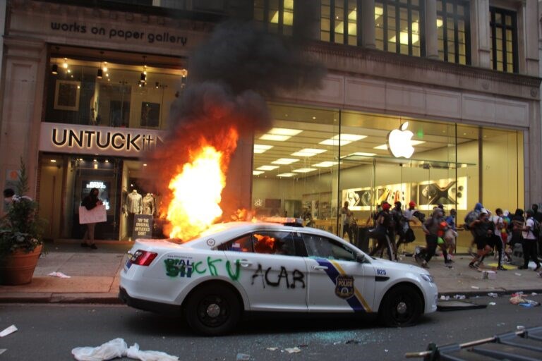 Apple, ABD'deki eylemlerde yağmalanan iPhone'ları devre dışı bıraktı