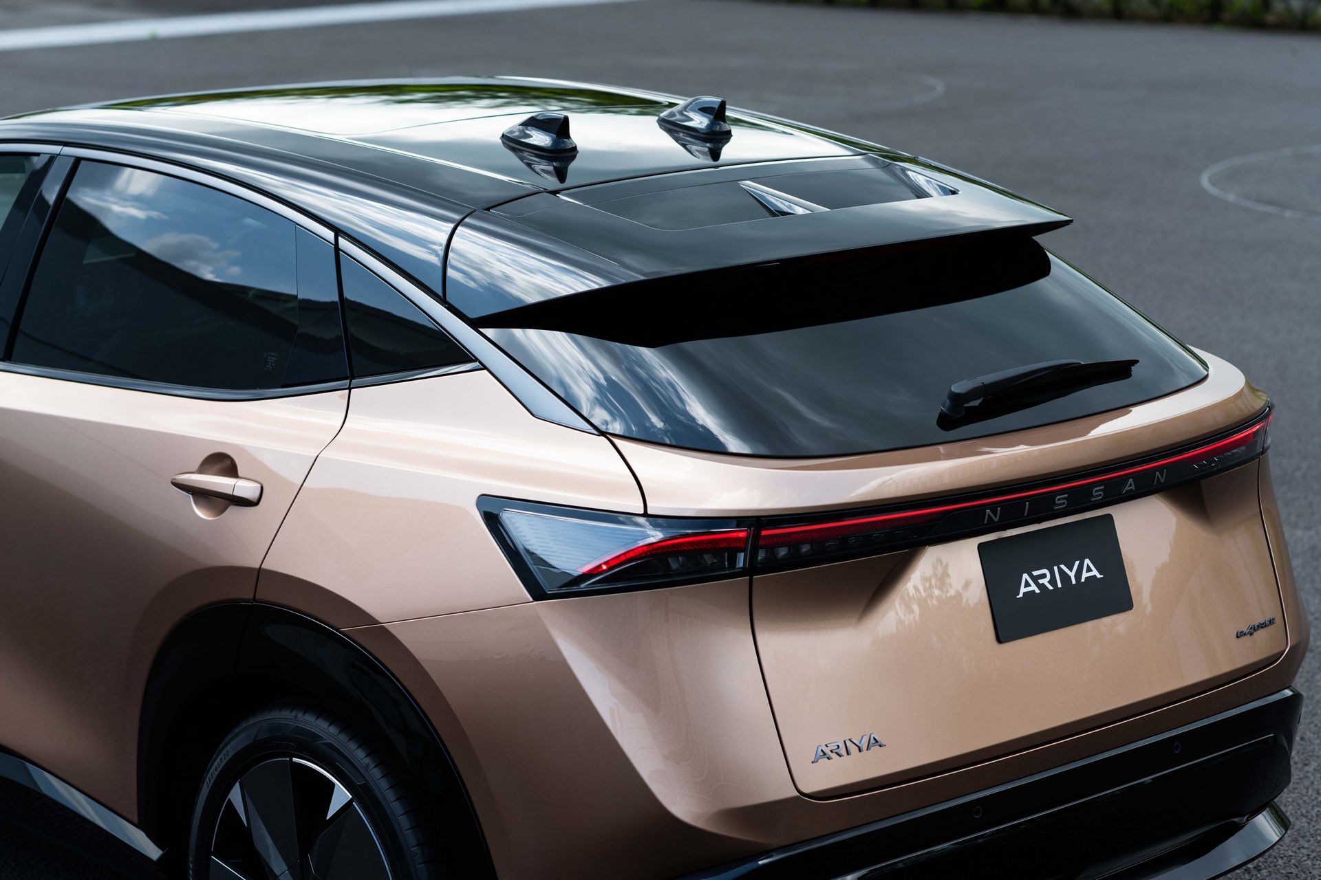 2021 Nissan Ariya elektrikli SUV, markanın yeni logosuyla birlikte tanıtıldı