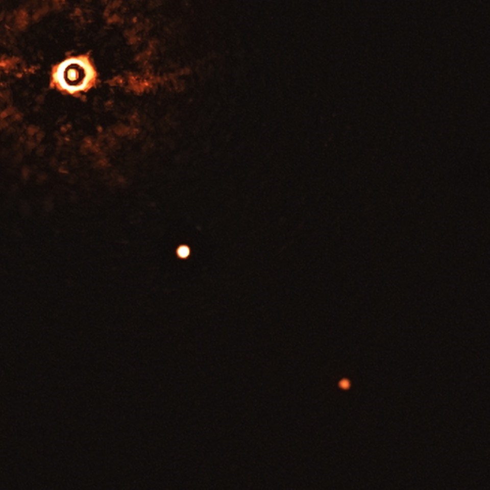 Kendi Güneşlerinin yörüngesinde dönen iki ötegezegen, ilk kez direkt olarak fotoğraflandı