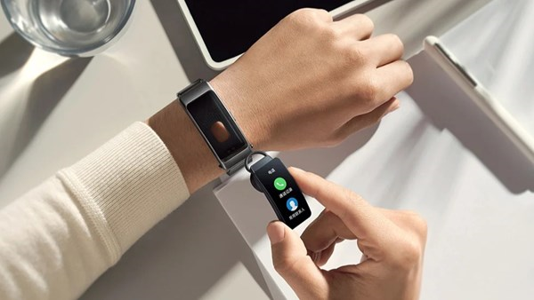 huawei talkband b6 duyuruldu hem