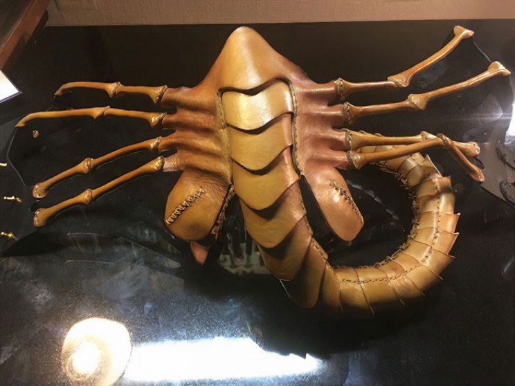 Bu da “Alien Facehugger” yüz maskesi!