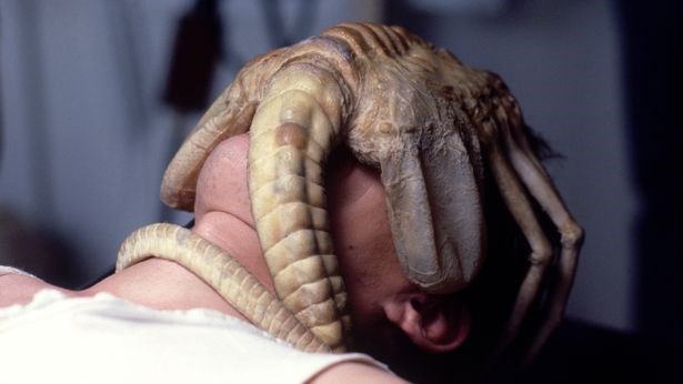 Bu da “Alien Facehugger” yüz maskesi!