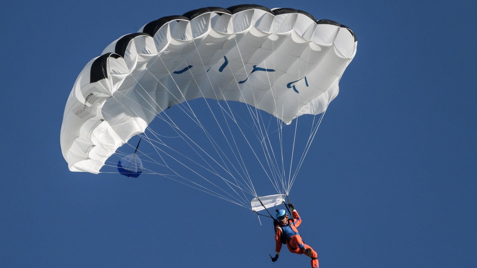 İsviçreli bir paraşütçü,  güneş enerjisiyle çalışan bir uçaktan atlayan ilk insan oldu