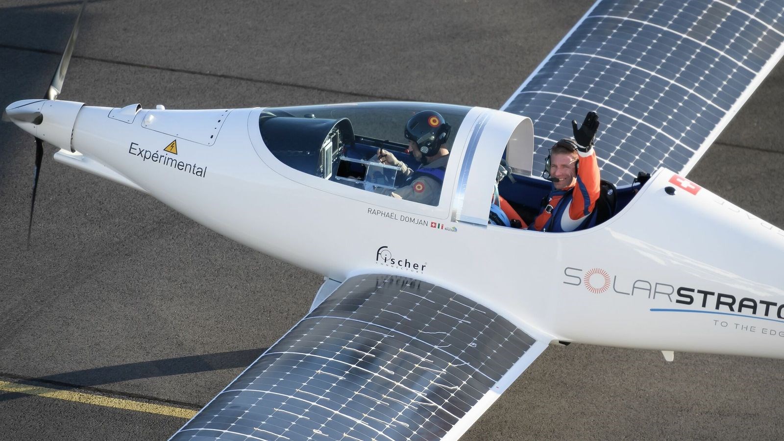 İsviçreli bir paraşütçü,  güneş enerjisiyle çalışan bir uçaktan atlayan ilk insan oldu